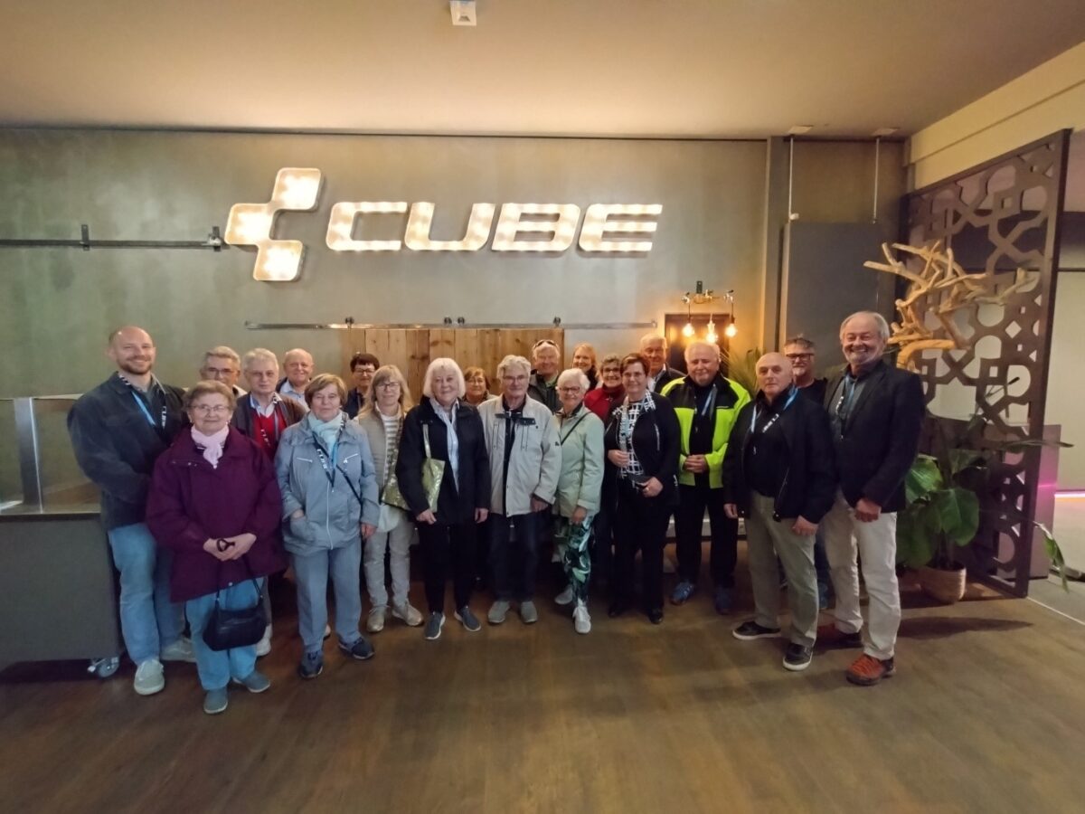 Senioren erkunden Fahrradproduktion bei Cube in Waldershof