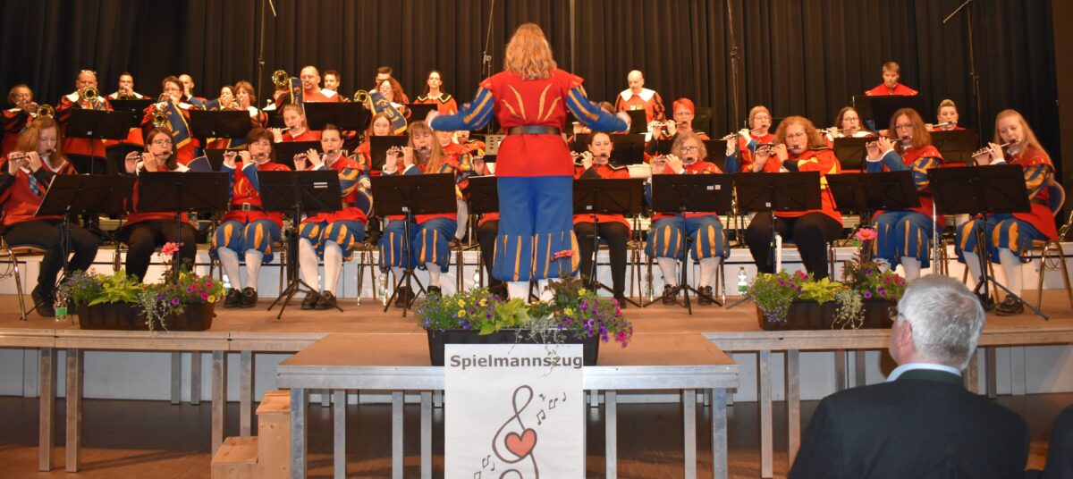 Marschmusik und Filmmelodien zum Jubiläum des Erbendorfer Spielmannszuges