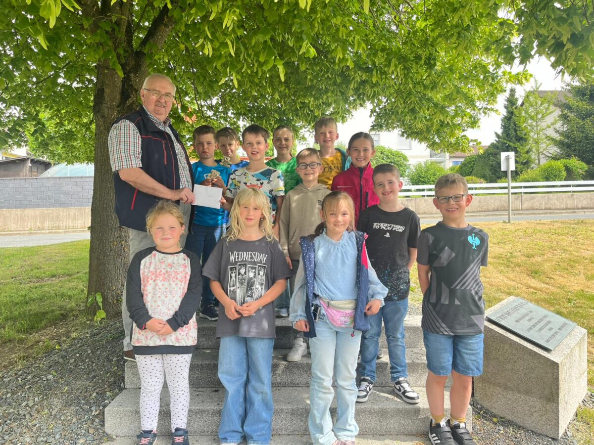 Waldthurner Kommunionkinder zeigen Herz