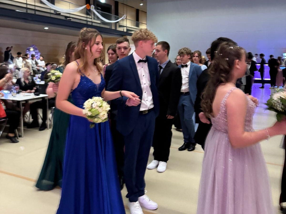 Glamour in Grafenwöhr:  Abschlussball lockt zahlreiche Besucher