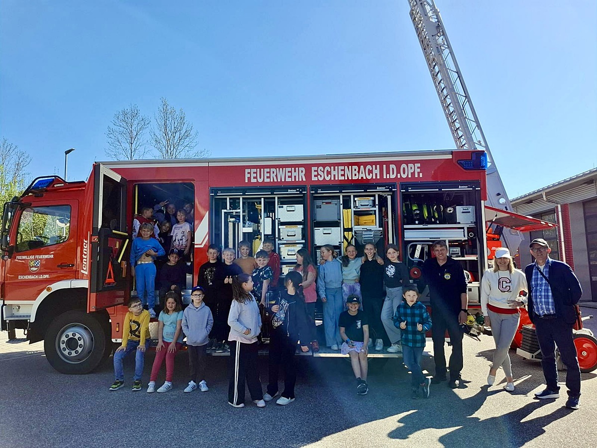 Besuch der 3. Klasse bei der Freiwilligen Feuerwehr