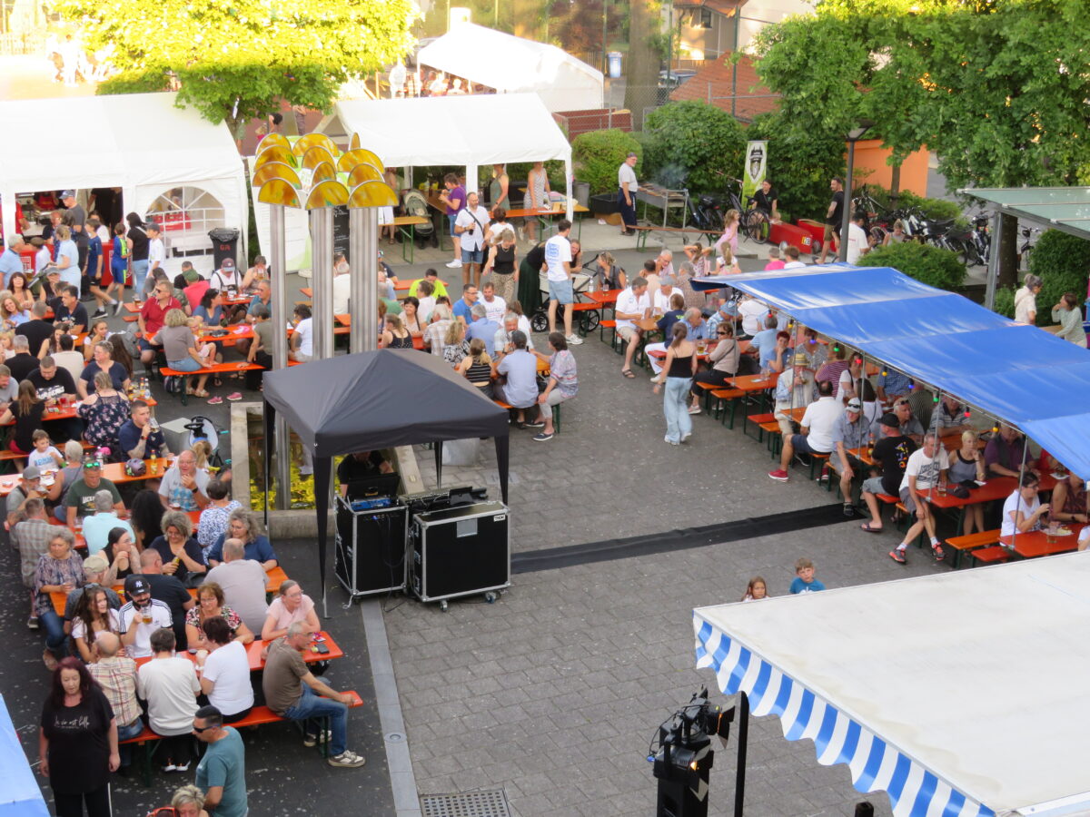 Feiern bis Mitternacht beim Rathausfest in Altenstadt