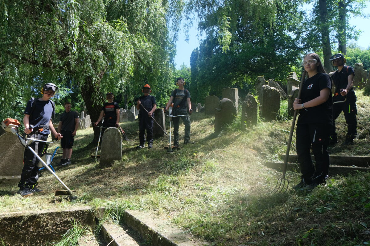 Berufsschüler pflegen historischen Judenfriedhof in Floß