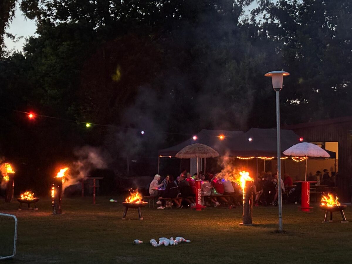 Dießfurt feiert Sonnwend mit Feuerschalen und Schwedenfackeln
