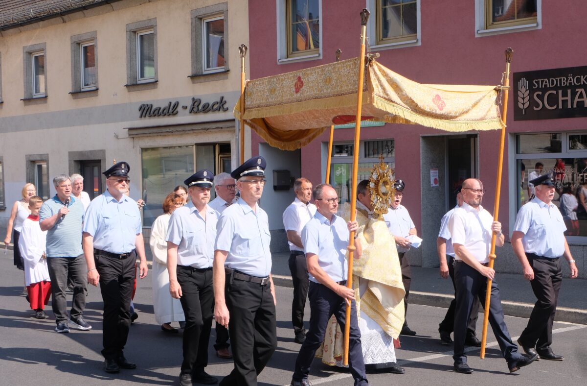 Fronleichnamsfest in Floß feierlich begangen