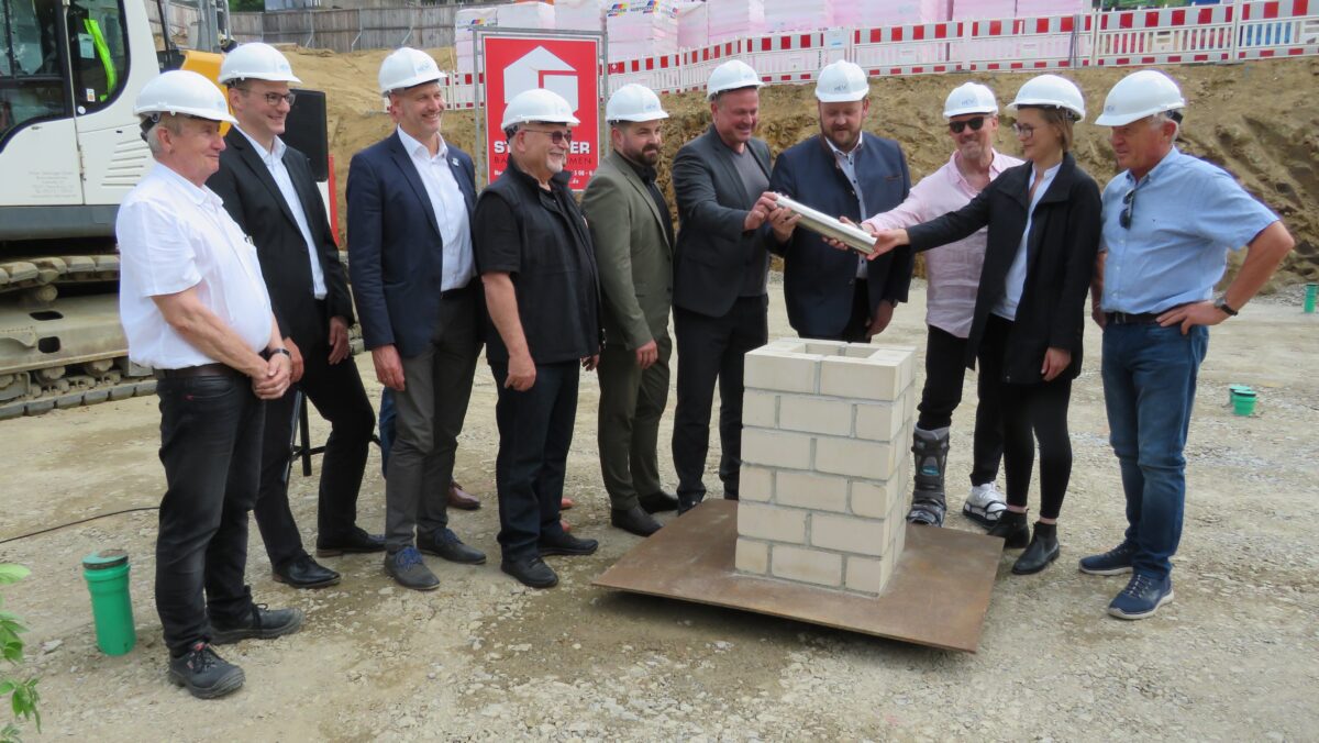 Grundstein mit Zeitkapsel für Schwimmhalle