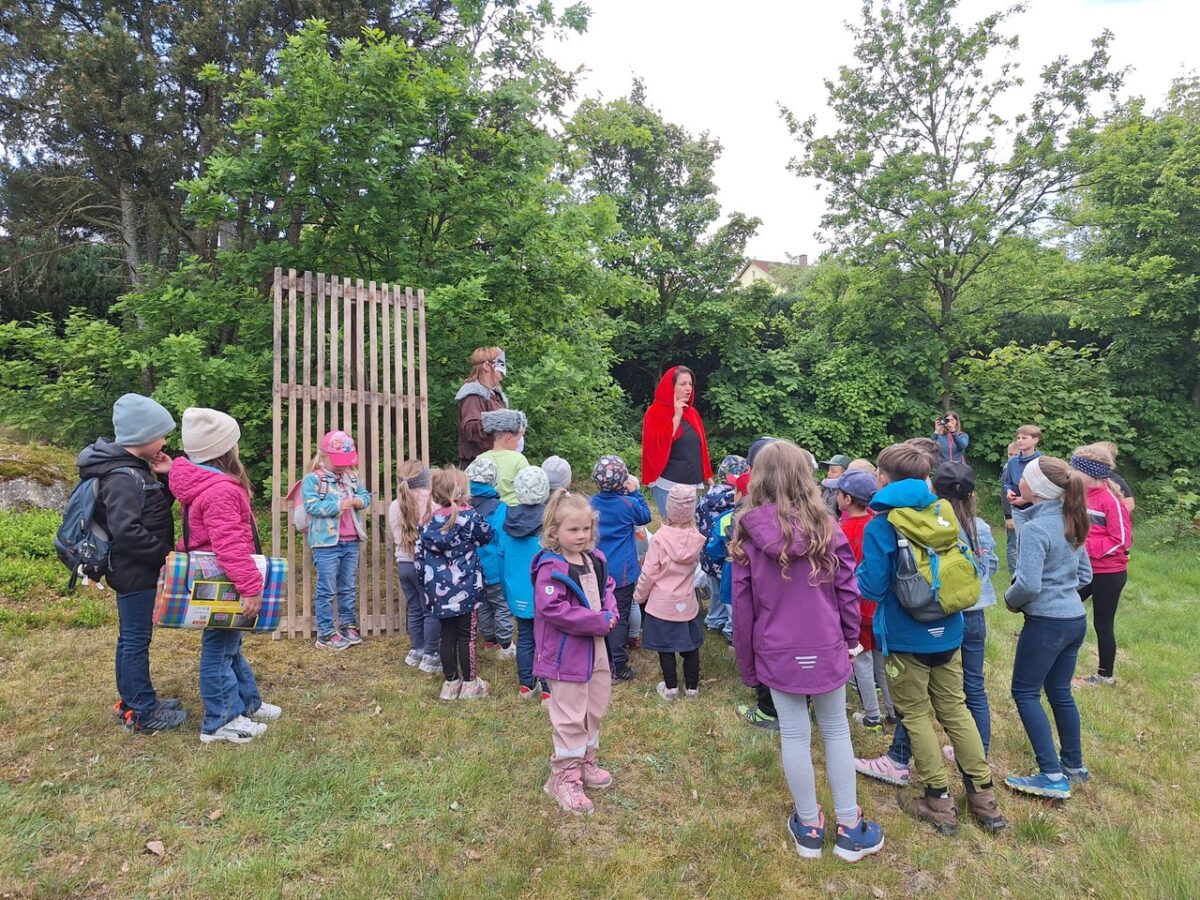 Märchenwanderung begeistert Kinder in Leuchtenberg