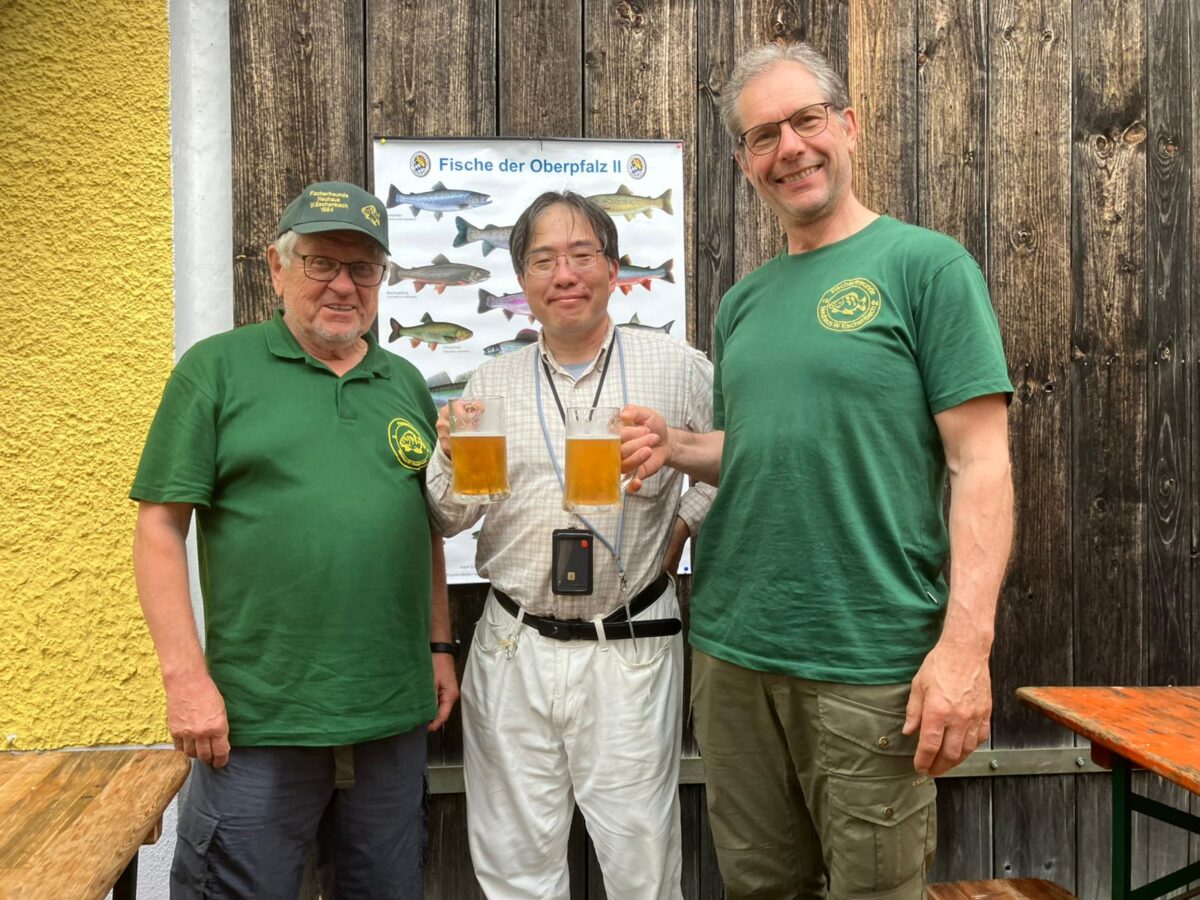 Japanischer Bierreisender feiert bei Neuhauser Fischerfest