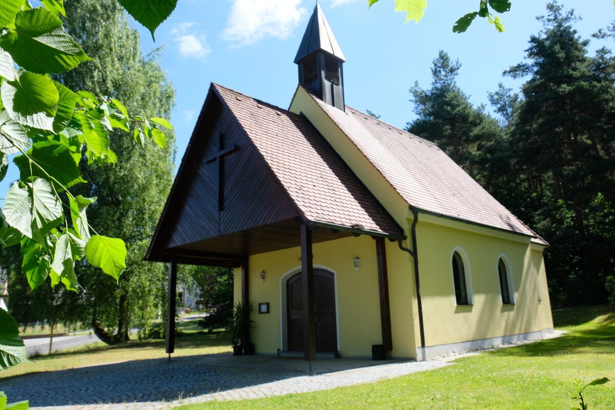 Apfelbach feiert 30 Jahre Kreuz-Kapelle mit Jubiläumsfest