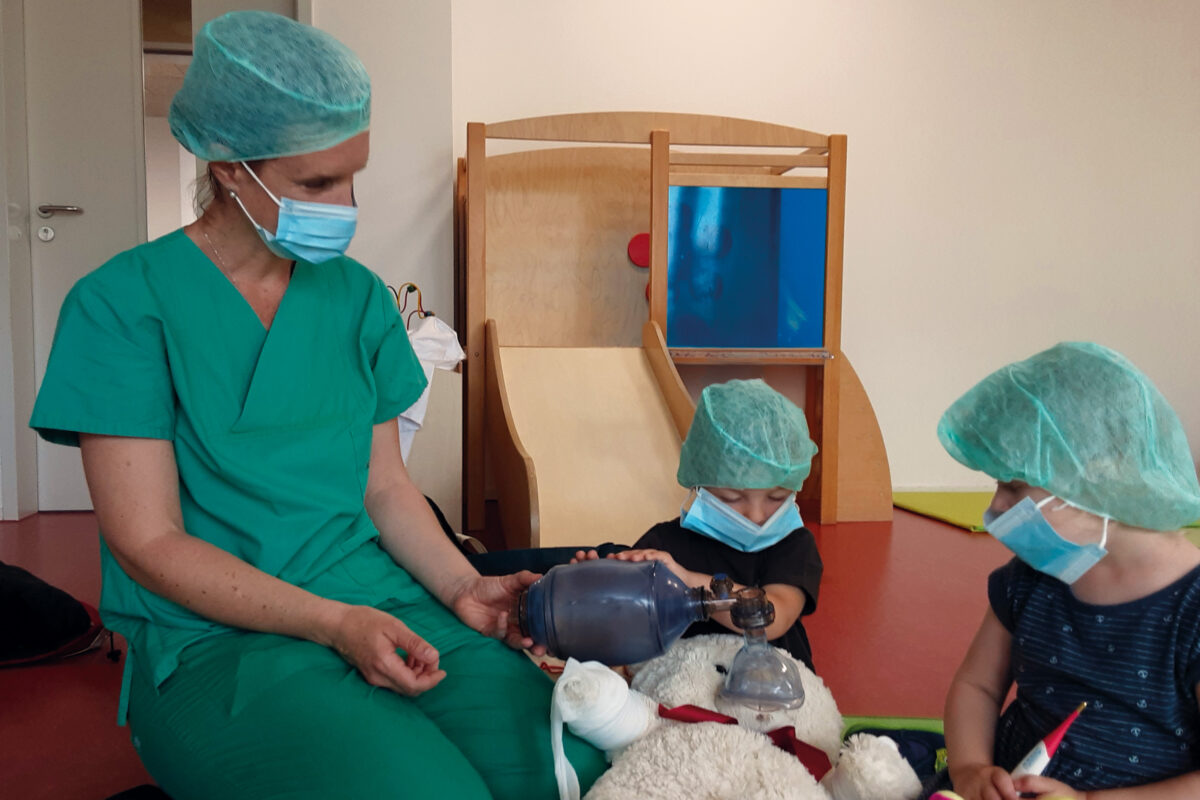 Kuscheltiere lernen Arztbesuch kennen