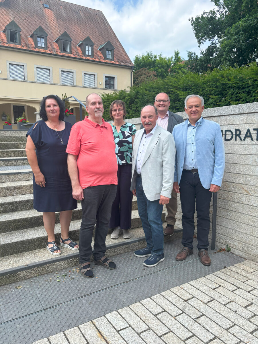 Landrat ehrt Mitarbeiter für jahrzehntelangen Einsatz