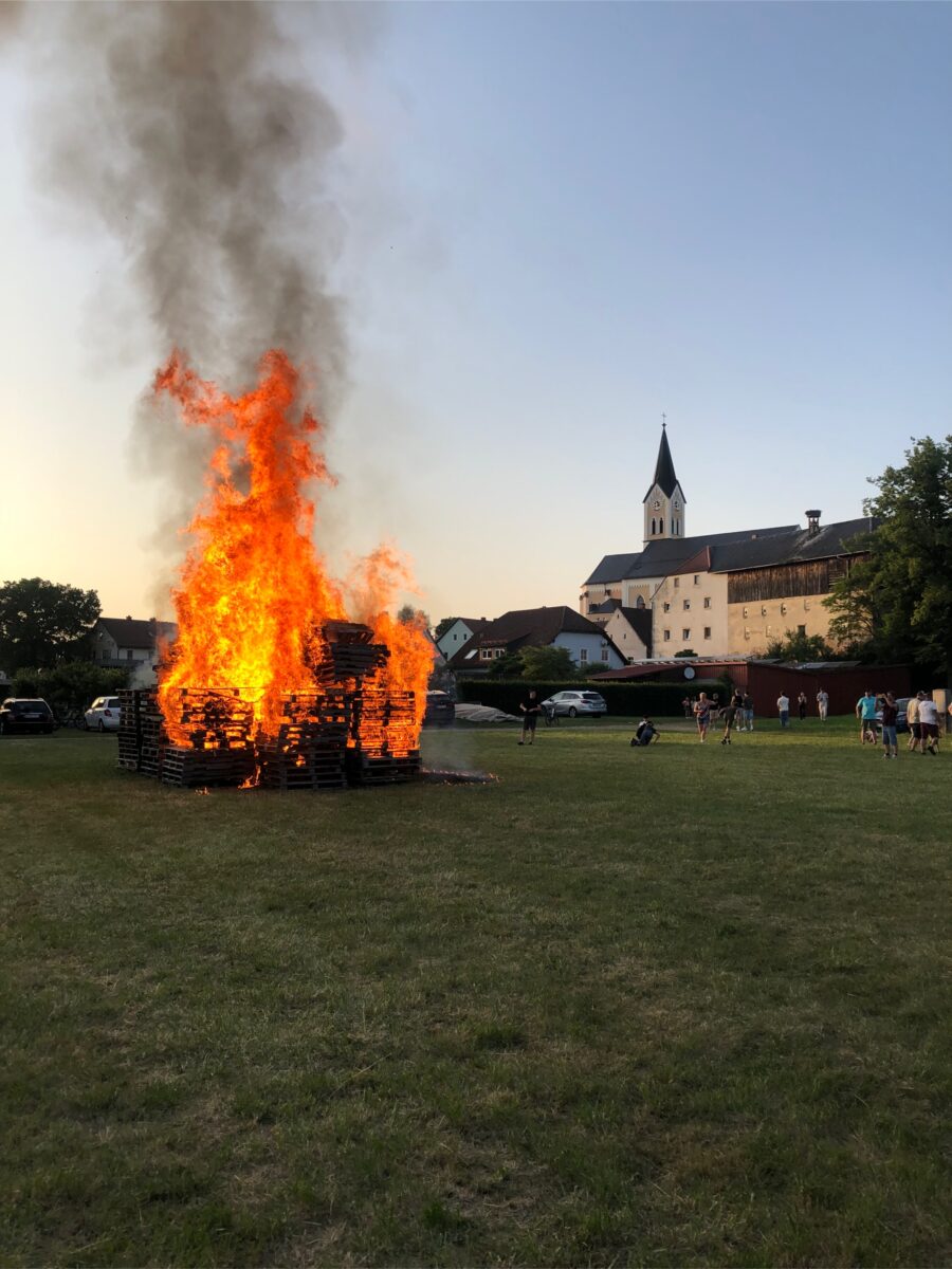 Manteler Johannisfeuer begeistert Jung und Alt