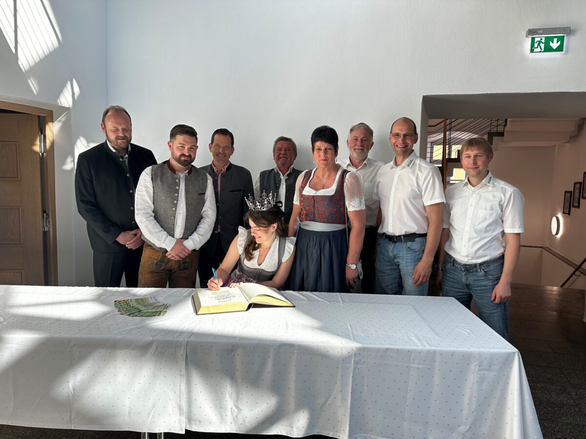 Königlicher Besuch im Rathaus: Milchkönigin  zu Gast in Neustadt/WN