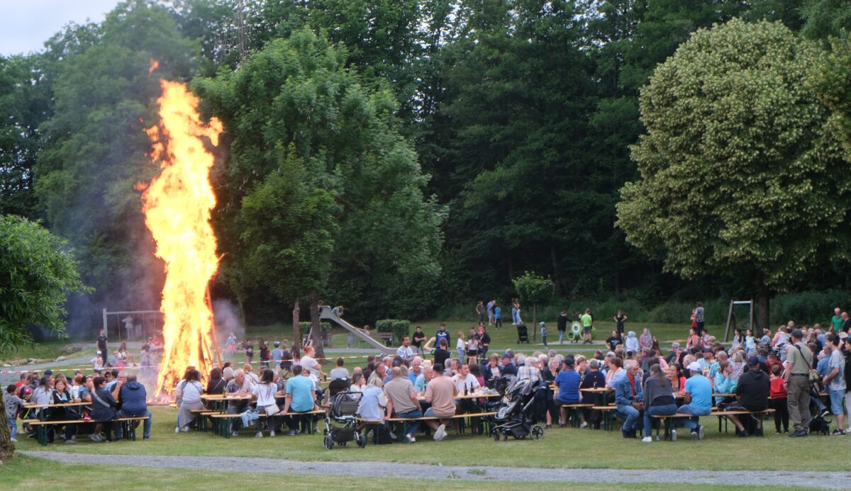 OWV-Sonnwendfeuer in Floß: Tradition und Brauchtum