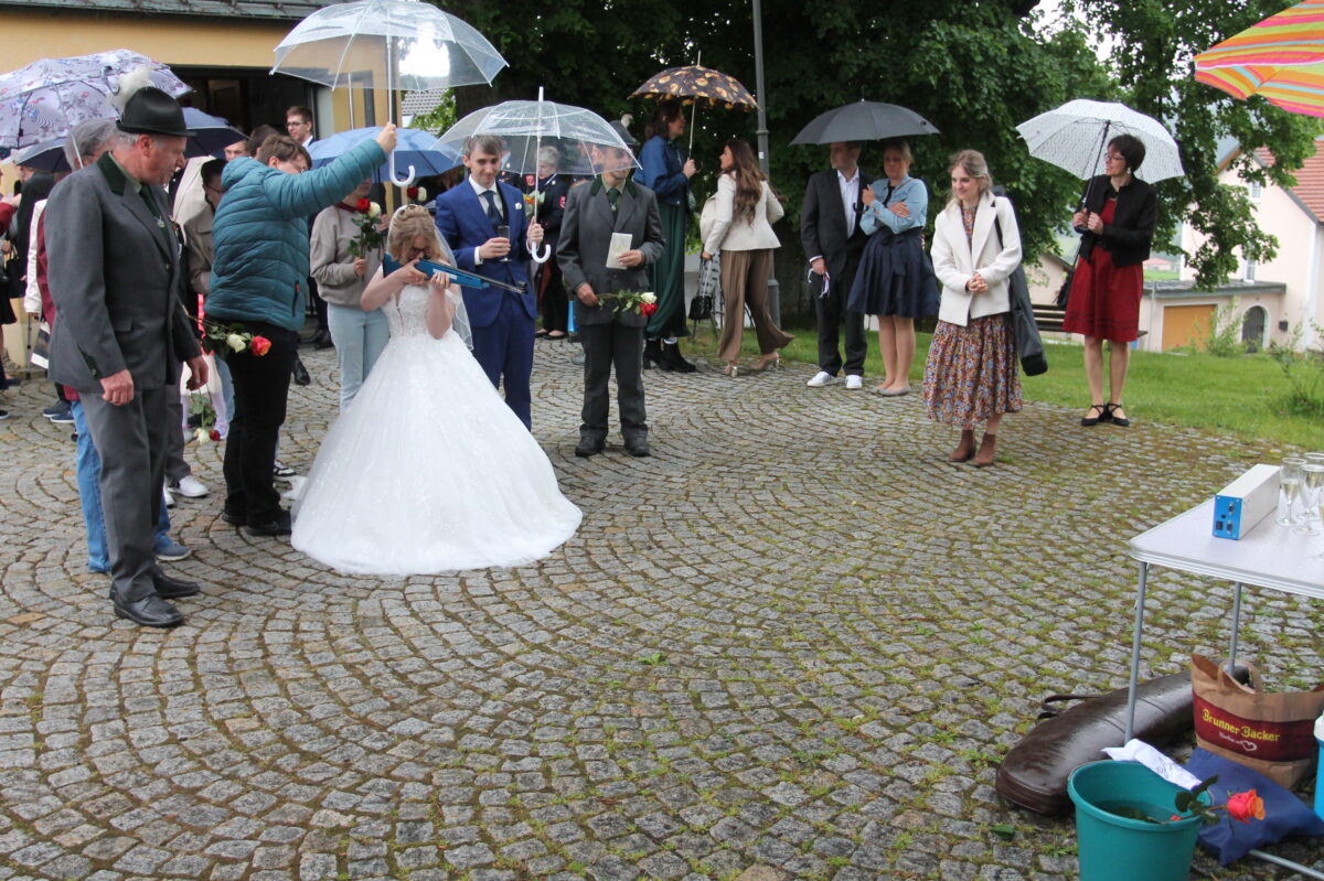 Stefan und Maria: Hochzeit mit Schießsport-Flair