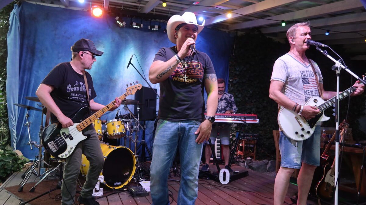 Country-Rock-Band „The Wild Ride“ rockt die „Biergarten-Live-Stage“