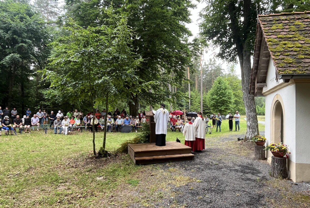 Vilsecker pilgerten zur Wolfsschützenkapelle