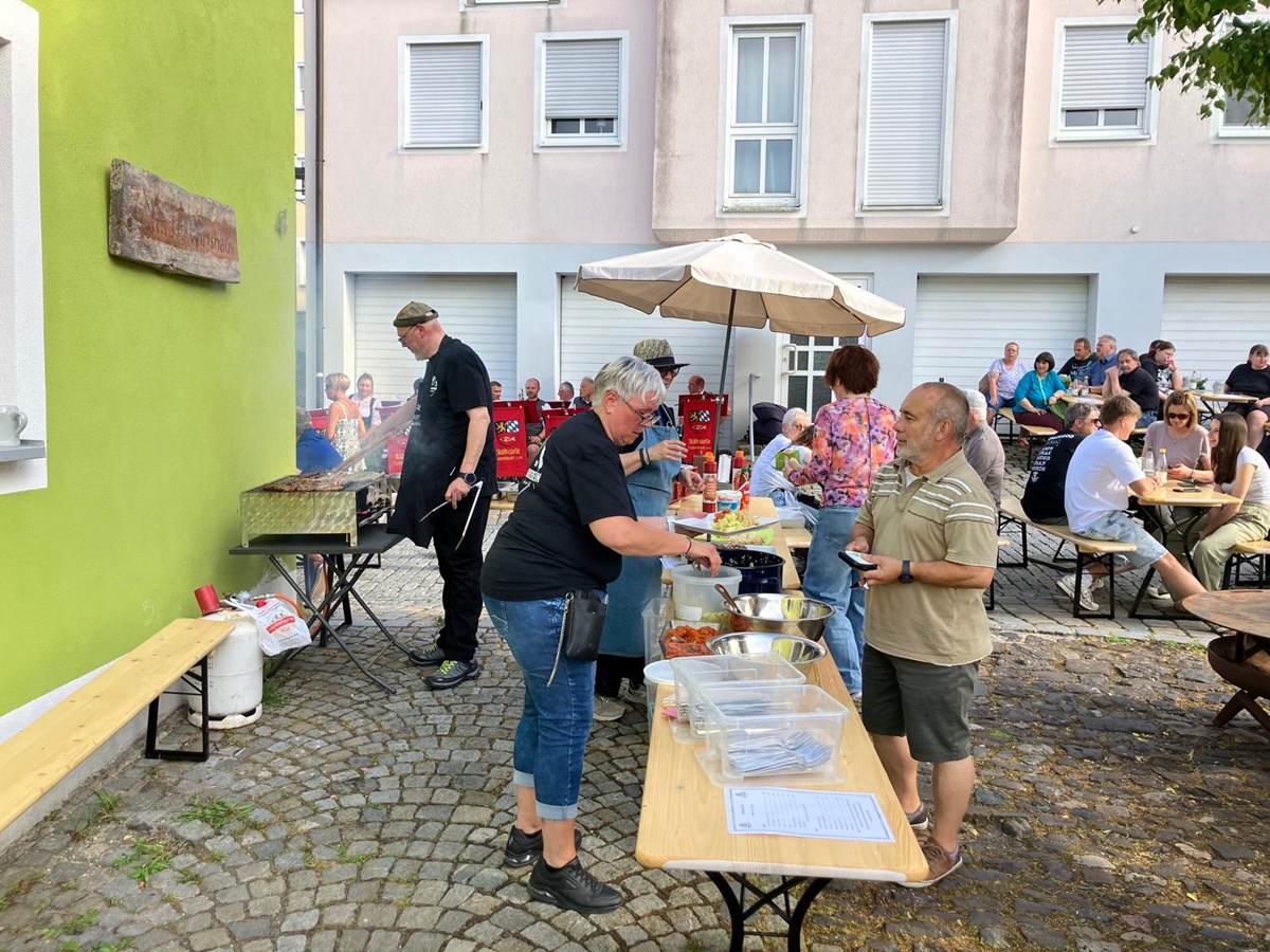 Sommerlicher Biergenuss beim zweiten Kommunbierfest in Eschenbach