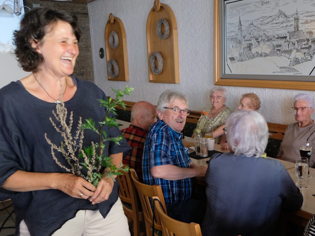 Kräuterwissen begeistert bei AWO-Seniorentreffen in Floß
