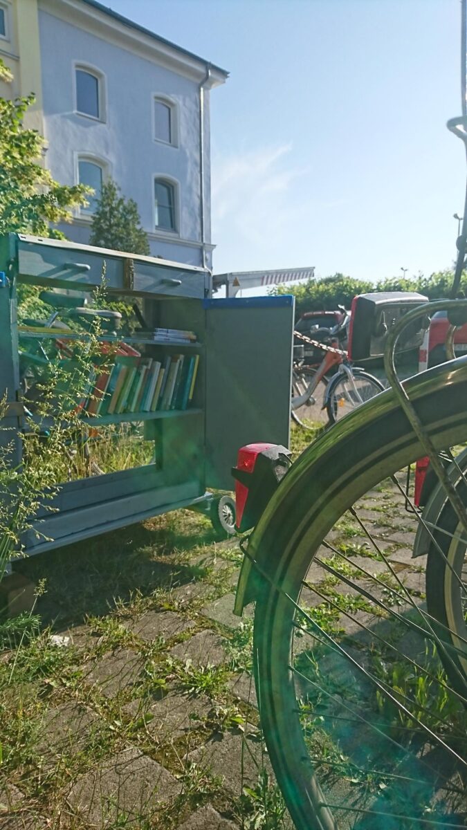 Neuer Bücherschrank auf Rädern in Weiden