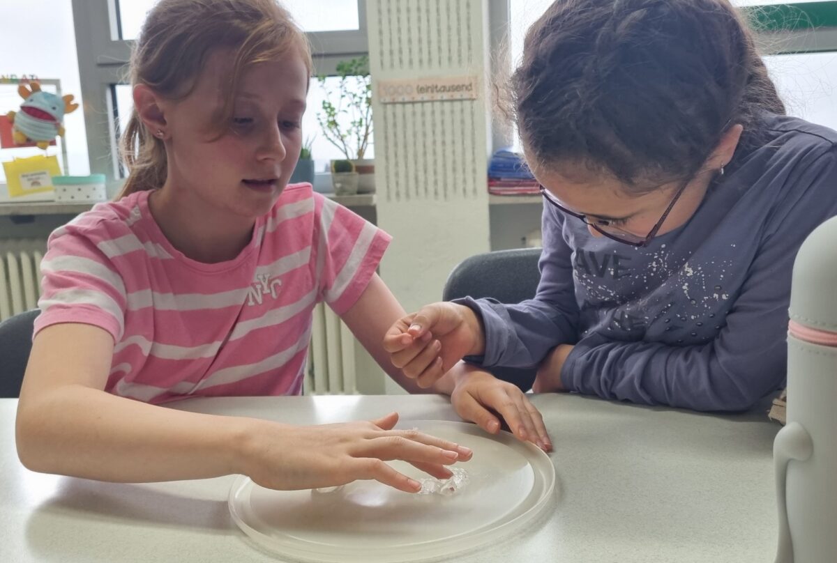Neusorger Grundschüler lernen Körperhygiene spielerisch