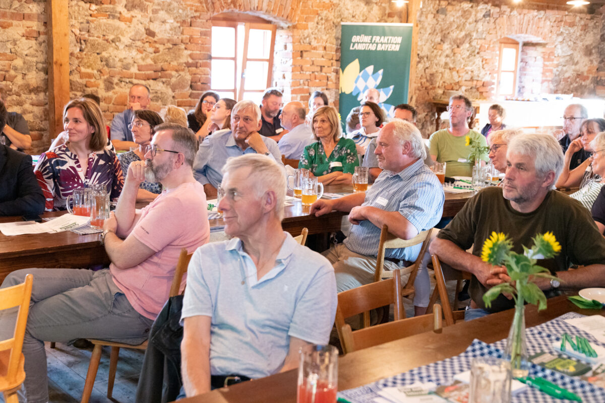 Grünen-Landtagsfraktion diskutiert mit Gästen auf dem Schafferhof „über den Tellerrand“