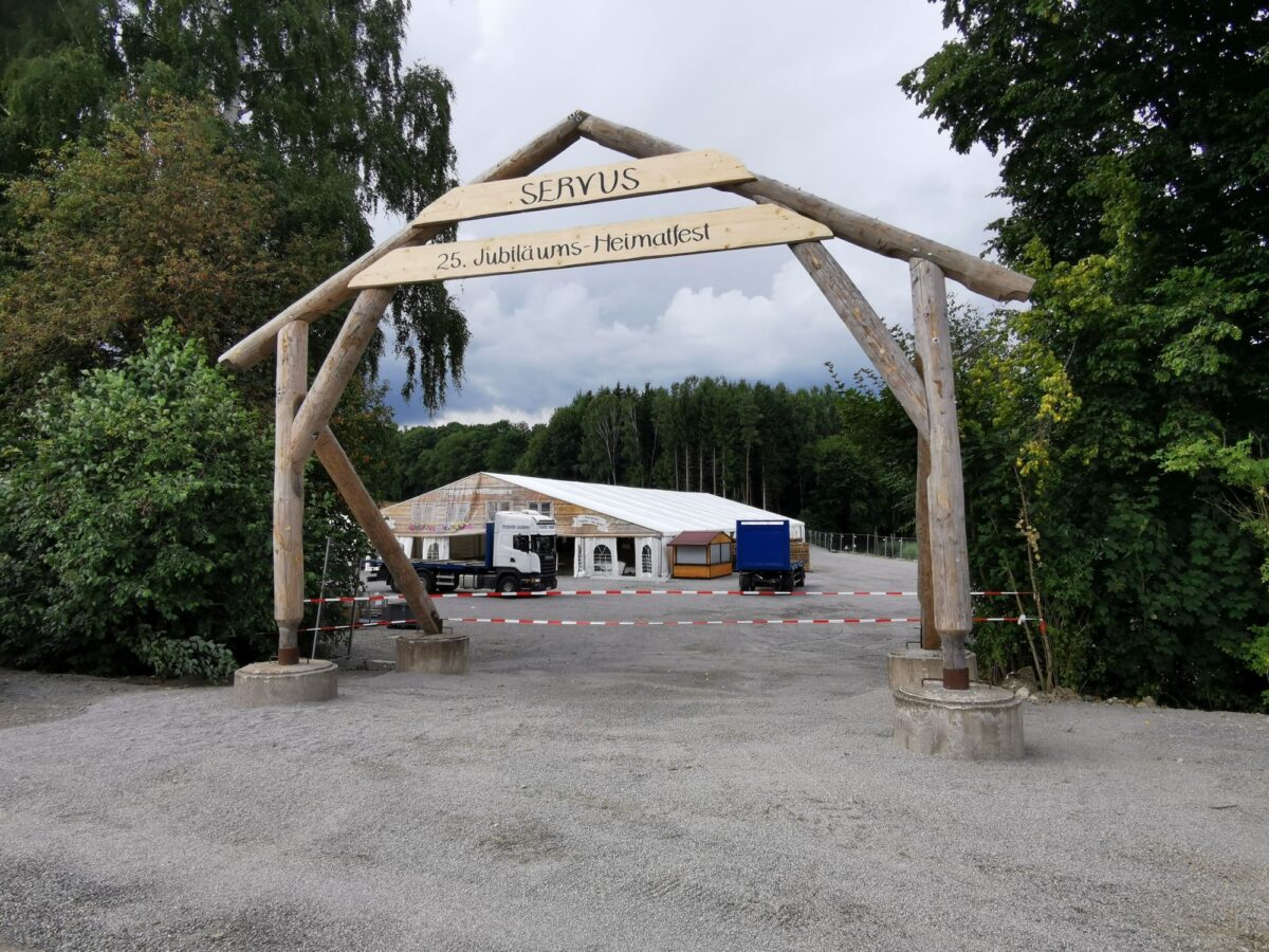 Eslarn: Festzelt mit vereinten Kräften aufgebaut