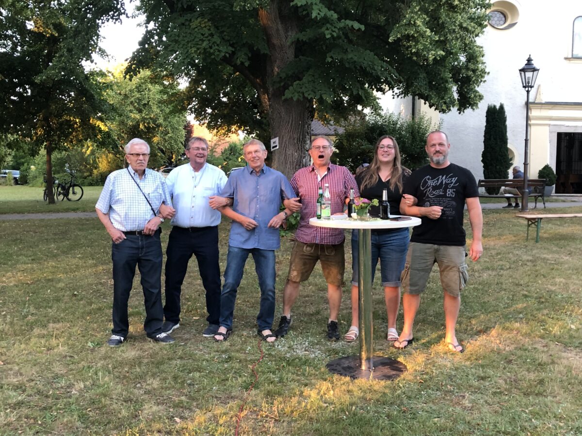 Magische Serenade in Mantel verzaubert Zuhörer