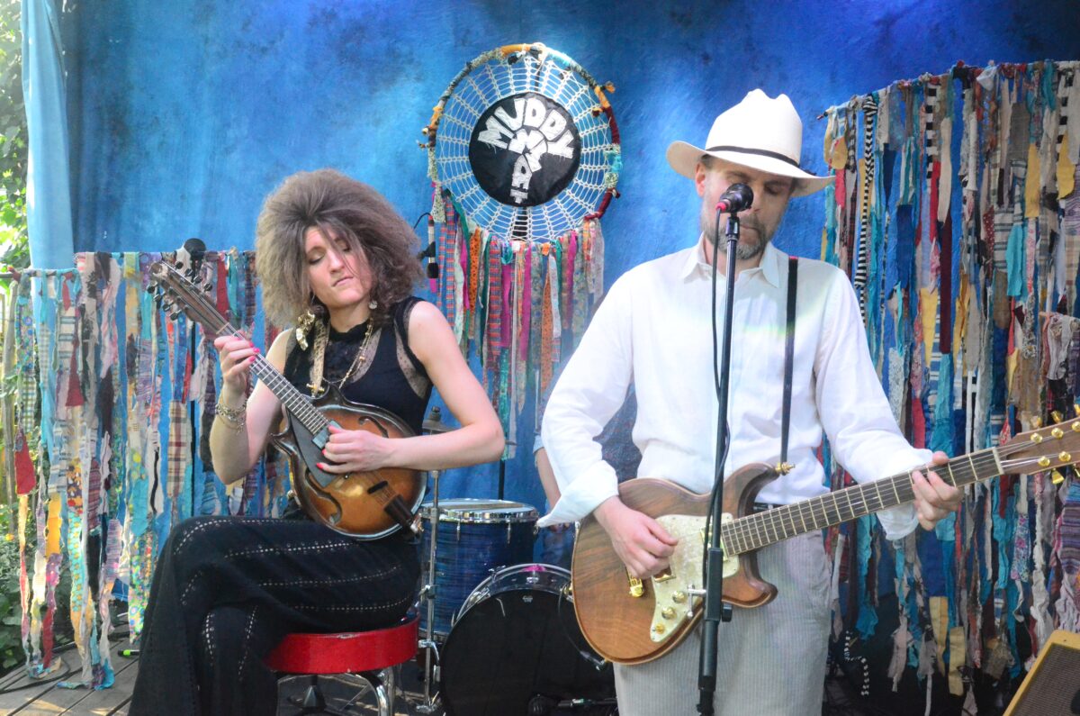 „Muddy What?“ begeistern mit New Blues-Arrangements auf der Live-Stage im Biergarten