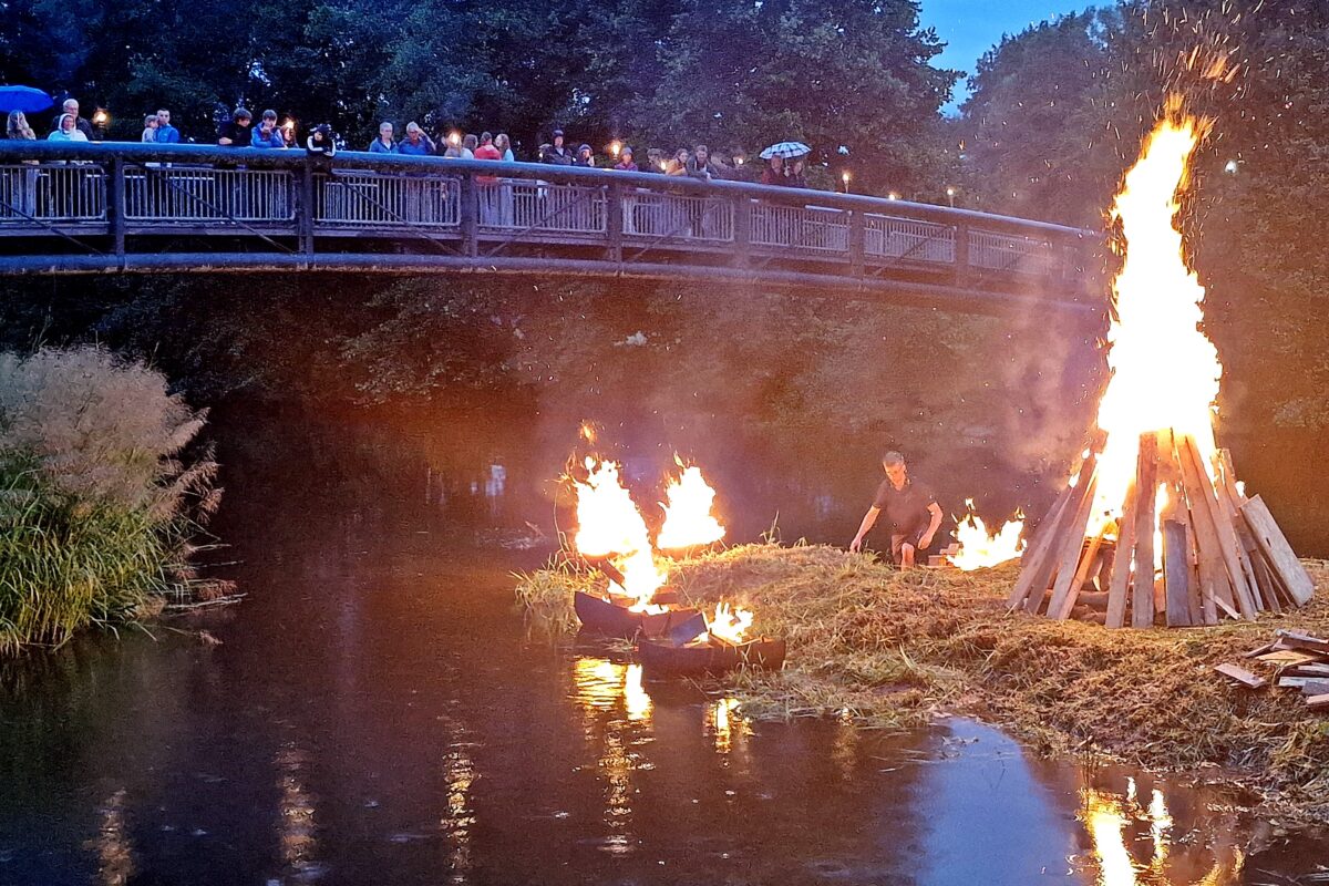 Die Naab brennt – aber heuer nur auf kleiner Flamme