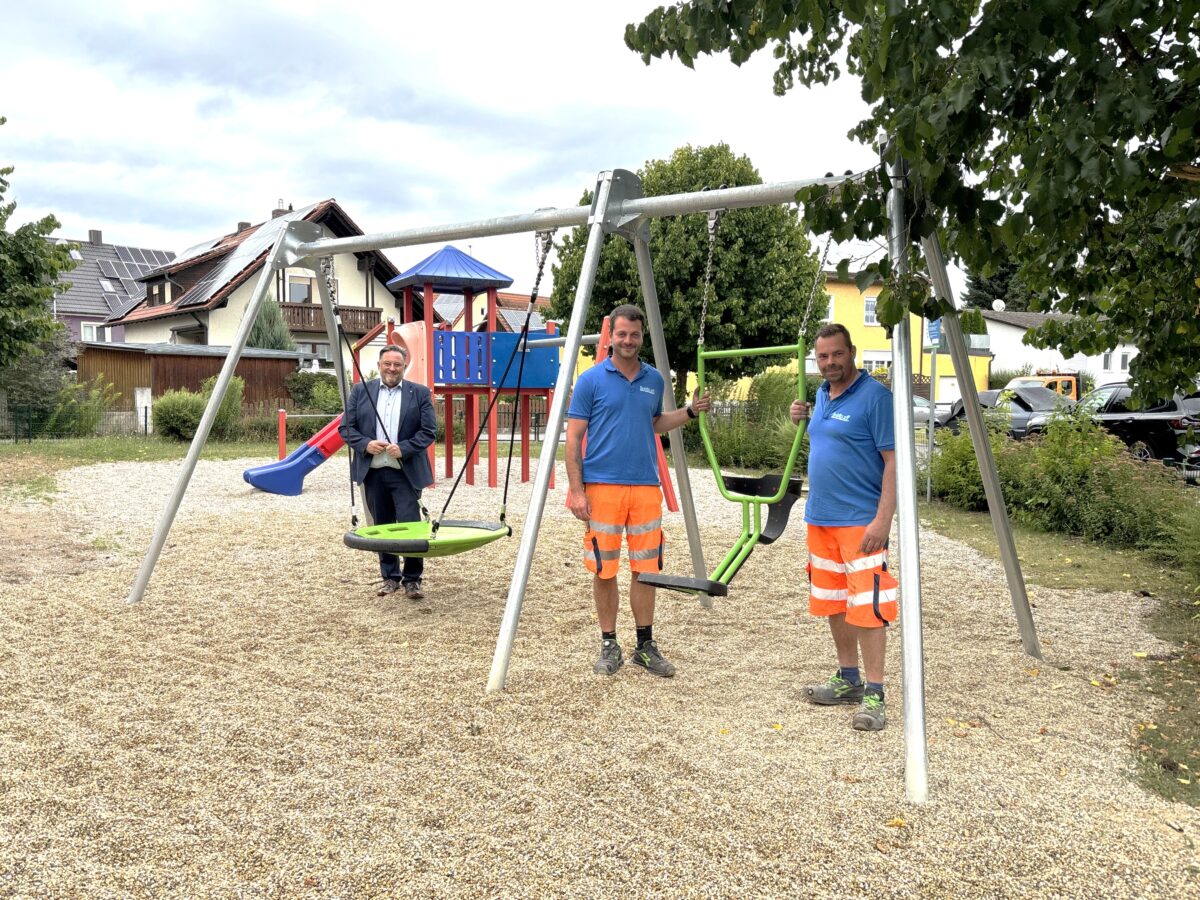Neue Schaukelanlage bereichert Spielplatz in Teublitz