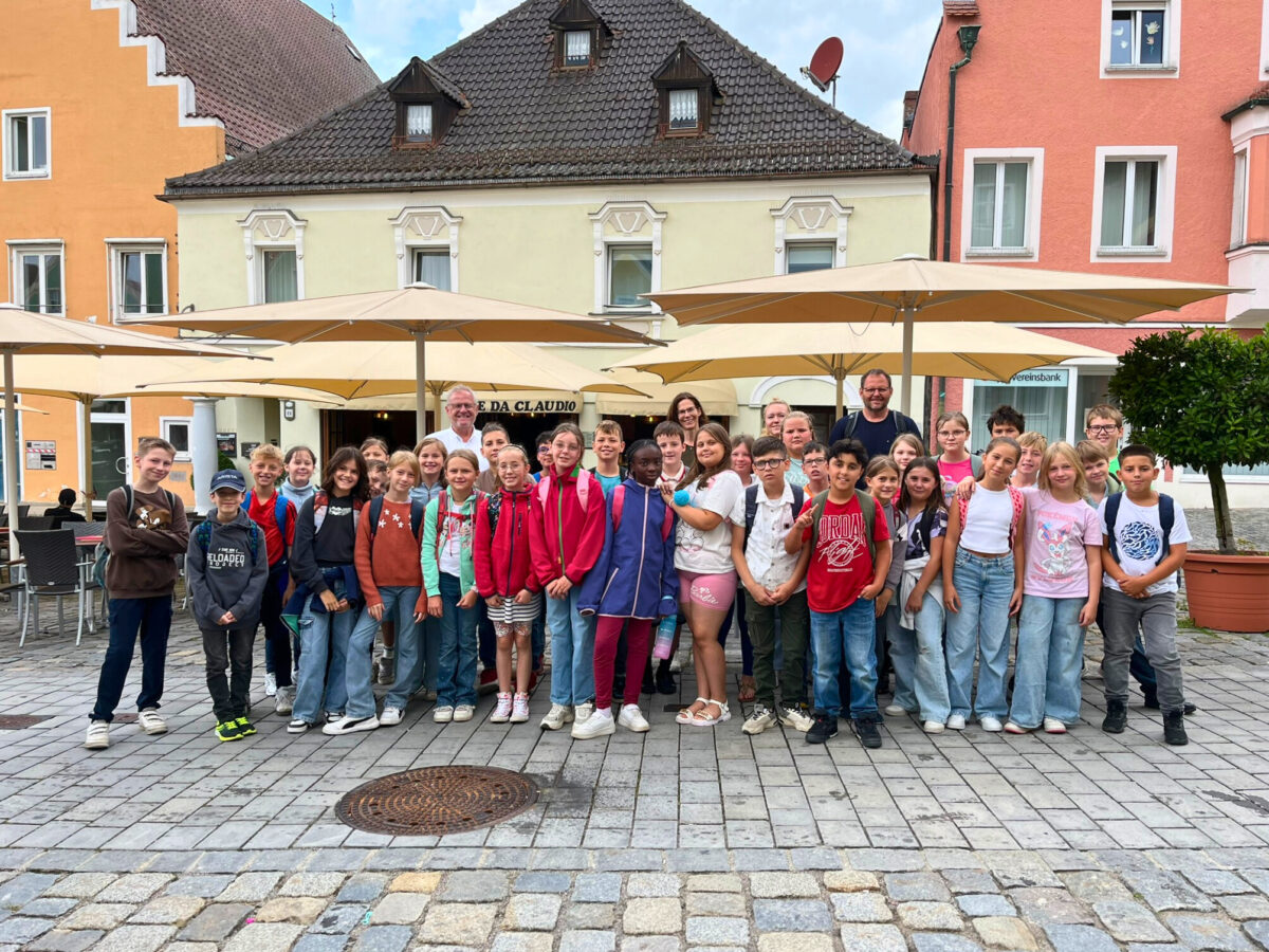 OB Feller lädt Schwandorfer Schüler zum Eisessen ein