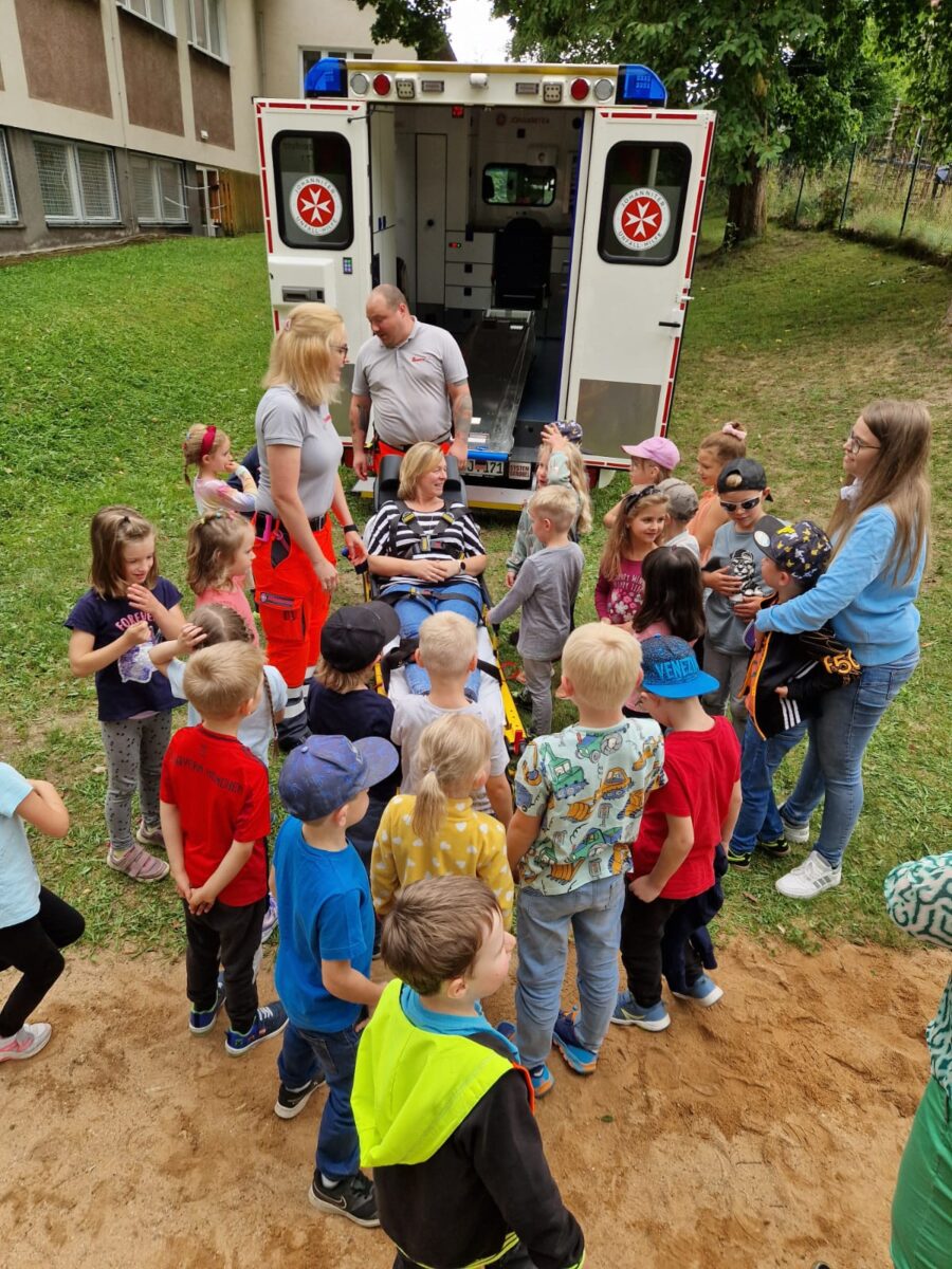 Rettungswagen begeistert Kinder in Plößberg