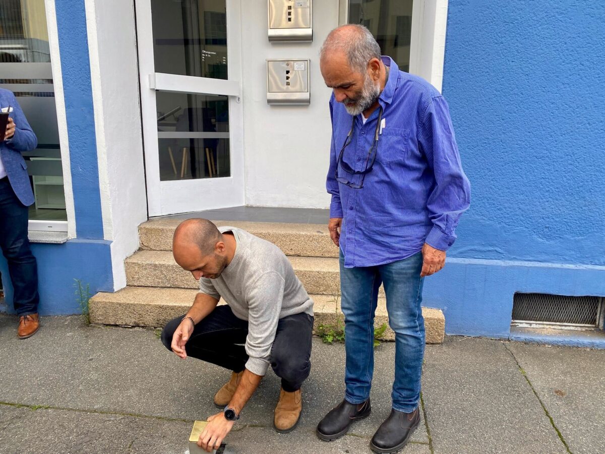 Stolperstein für Elise Heimann – Angehörige aus Israel und den USA vor Ort
