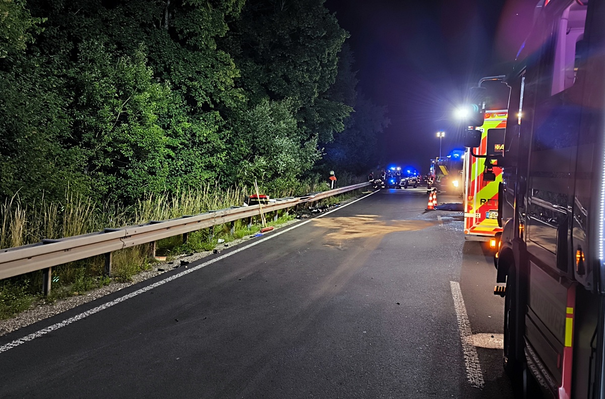 Schwerer Frontalzusammenstoß auf der B85 – eine Person stirbt noch an der Unfallstelle
