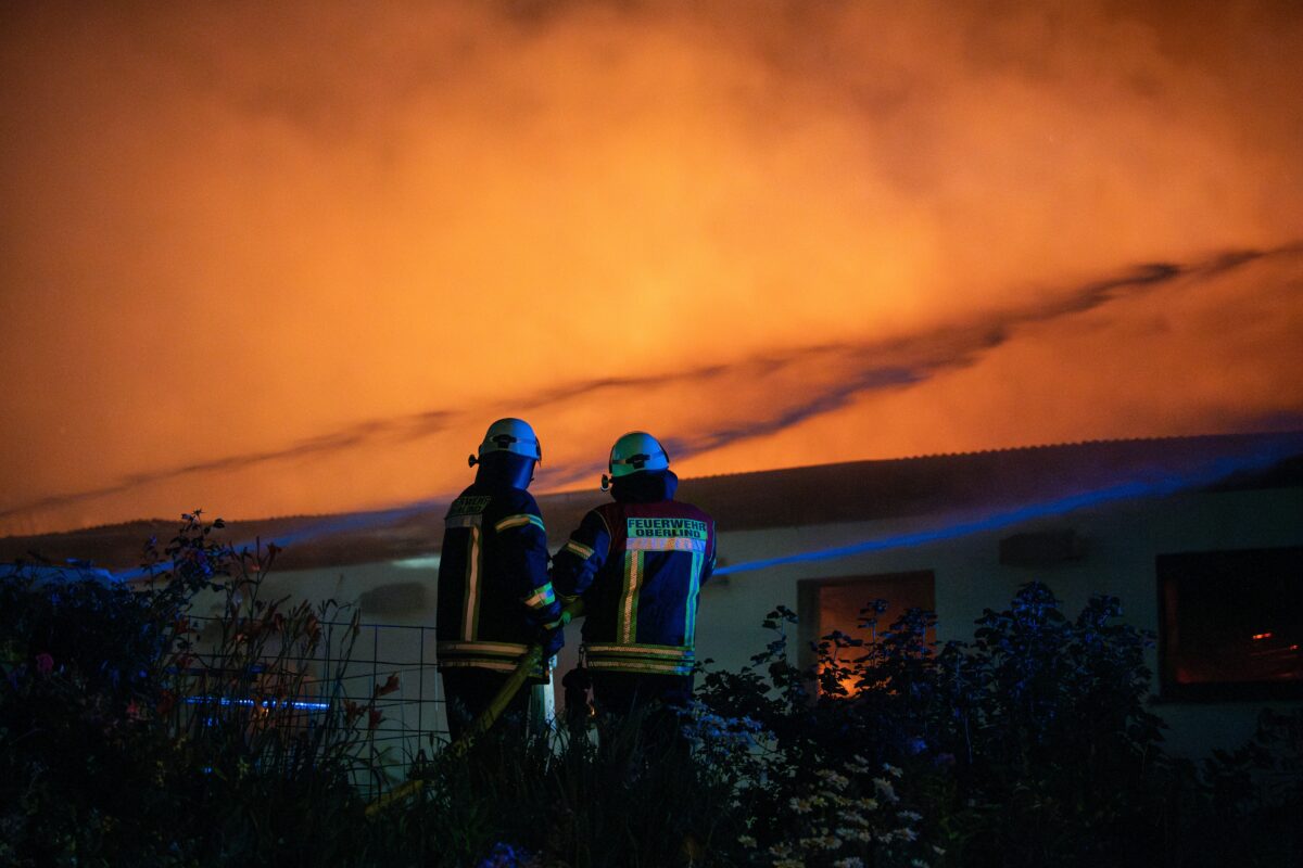 Feuerwehrmann leicht verletzt, über 75.000 Euro Schaden in Hahnbach