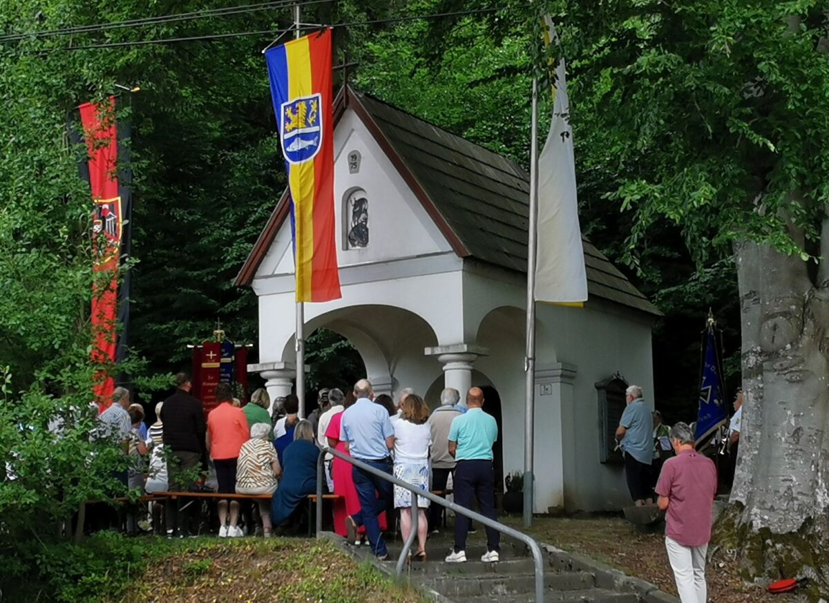Tradition und Gemeinschaft: Eslarner Gottesdienst im Freien