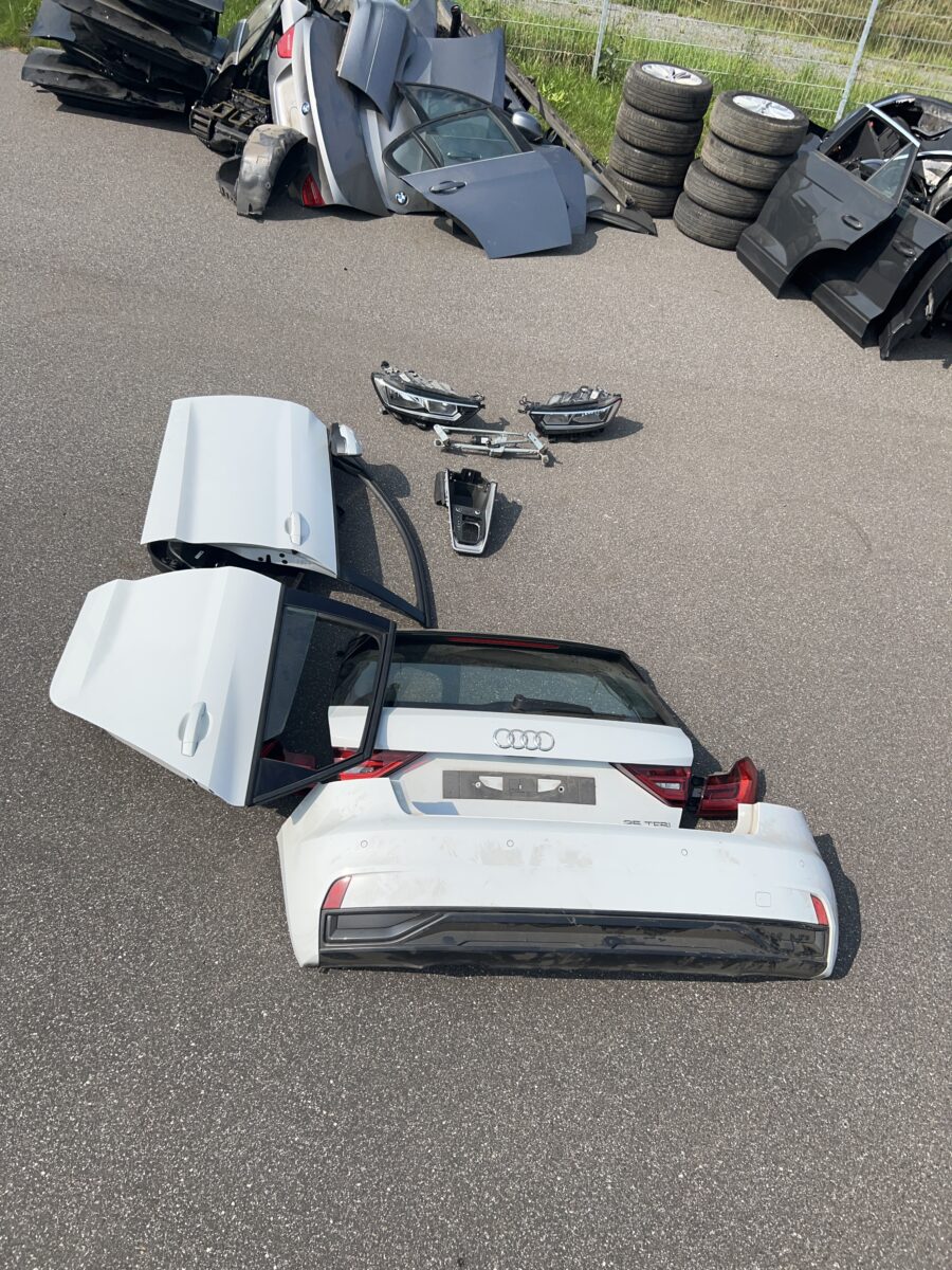 Grenzpolizei stoppt Kleintransporter: Fünf gestohlene Autos in Einzelteilen