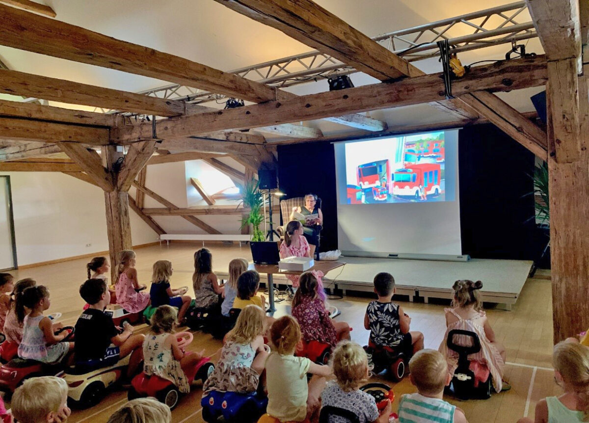 Bobby-Car Autokino in der Regionalbibliothek