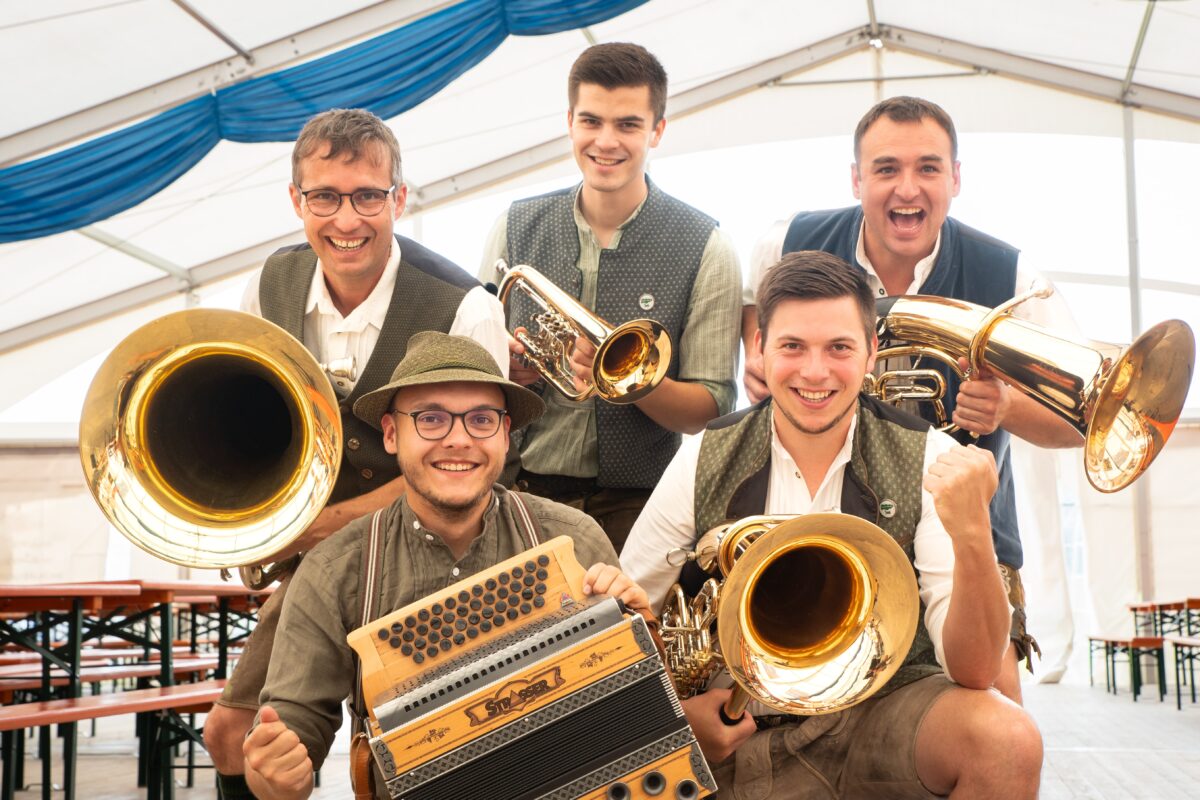 Mit Volldampf in den Sommerausklang: „Bockl Blech“ spielt zur letzten Serenade in Neustadt