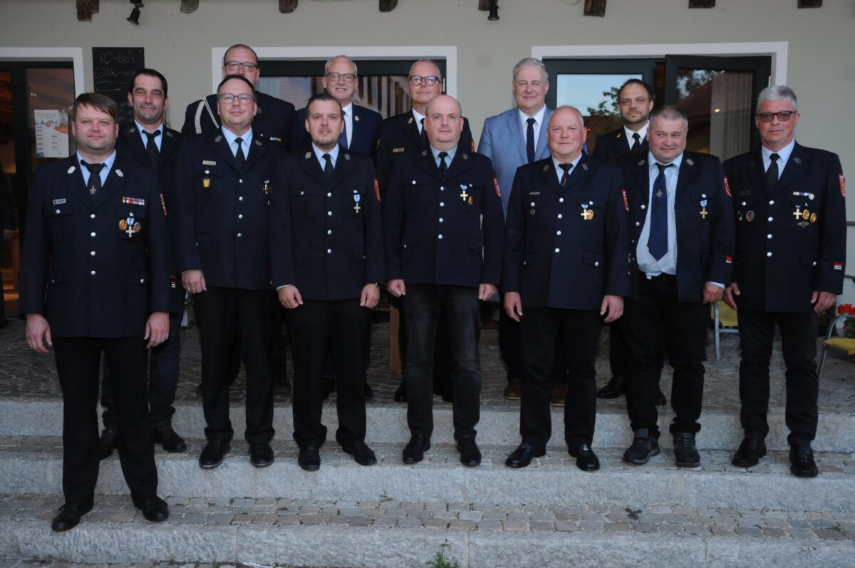Ehrenzeichen für Hahnbachs Feuerwehrmänner verliehen