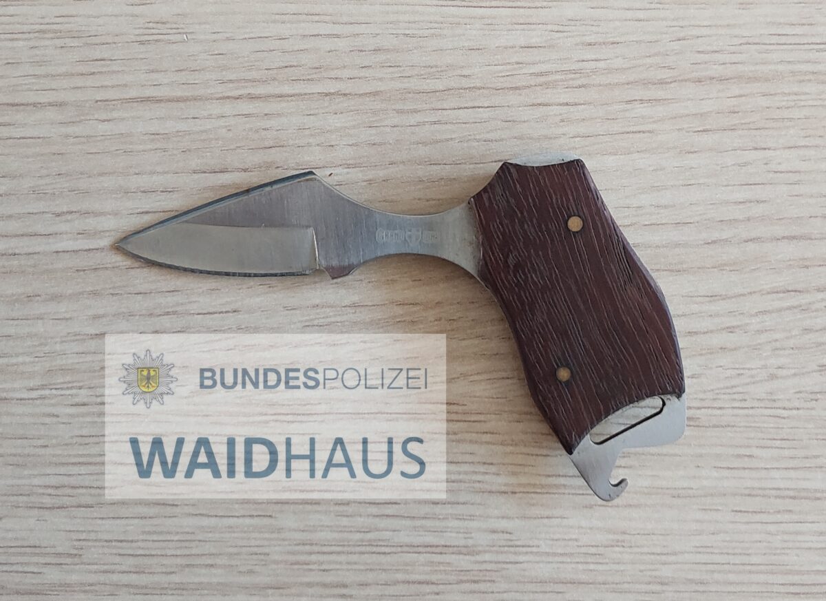 Bundespolizei Waidhaus beschlagnahmt verbotenes Faustmesser