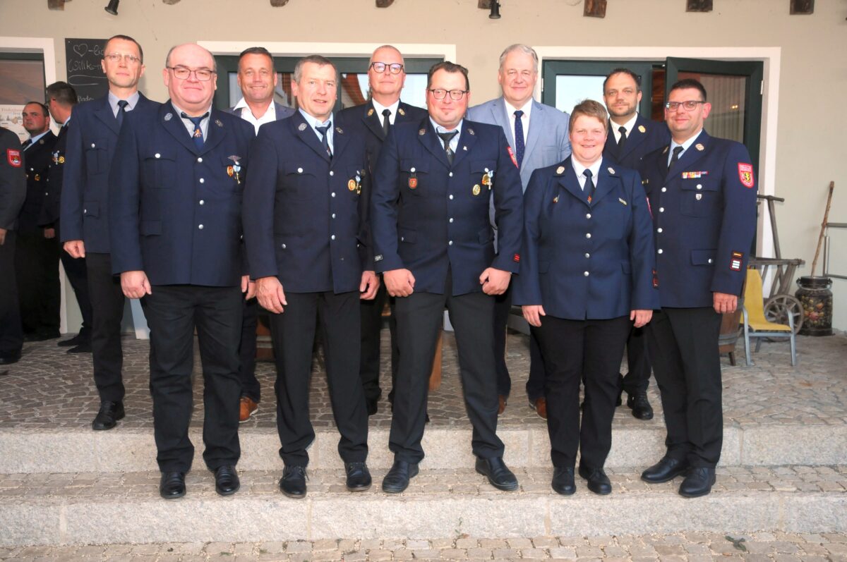 Feuerwehrler aus Schnaittenbach und Holzhammer geehrt