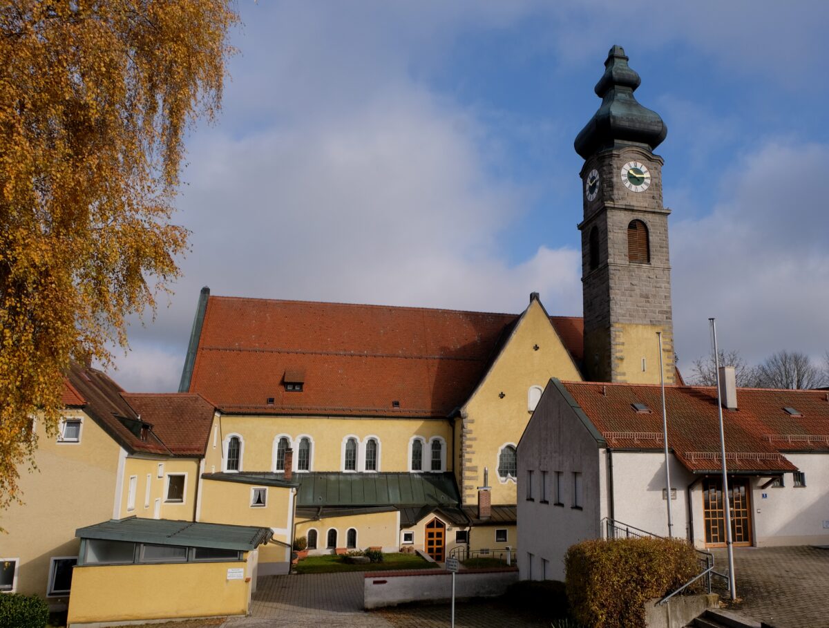 Weiter Geduld gefragt: Auf dem Flosser Kirchturm fehlt das Kreuz
