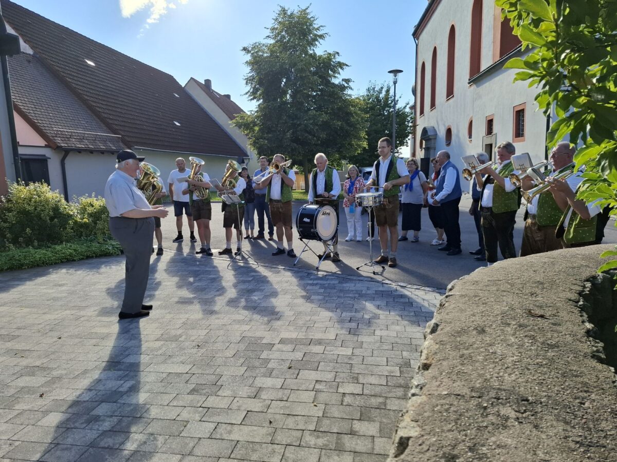 Musikalische Überraschung für Pfarrer Bauer zum 70. Geburtstag in Eslarn