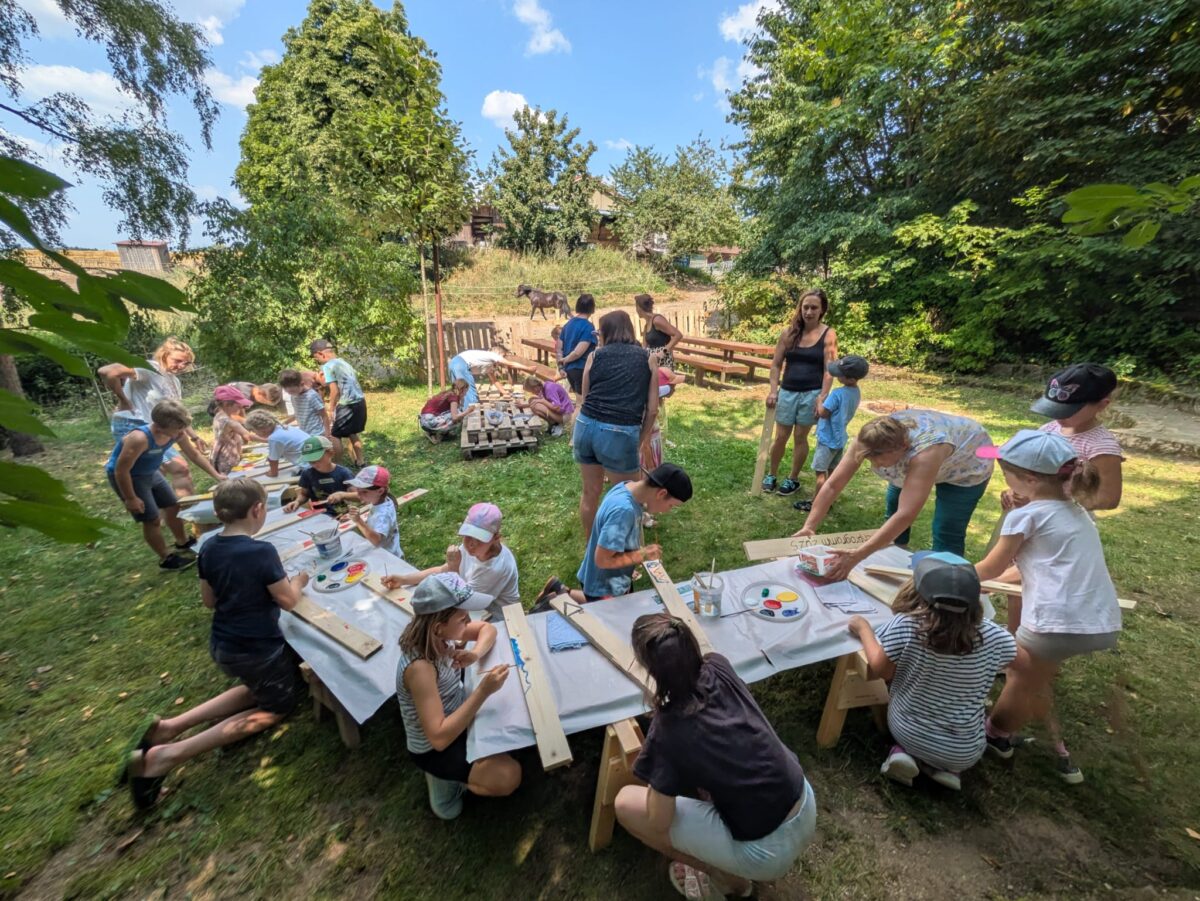 Kinder gestalten Bretterzaun