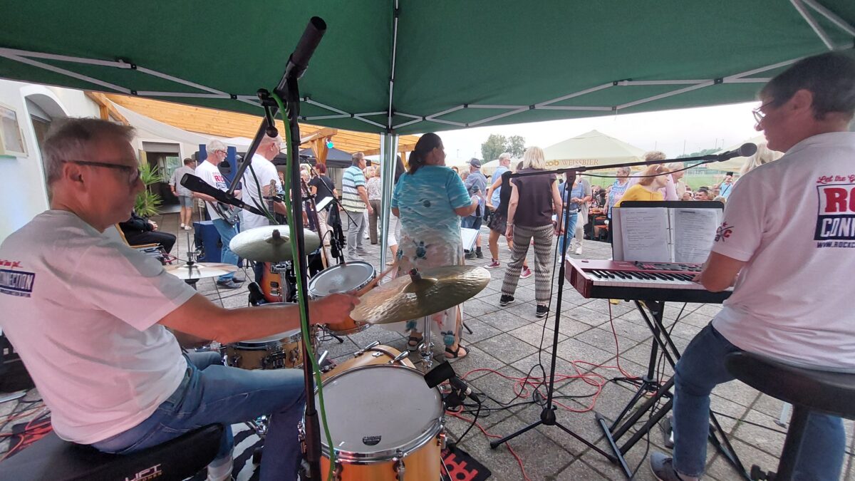 „RockConnection“ luden zum DJK-Terrassenkonzert