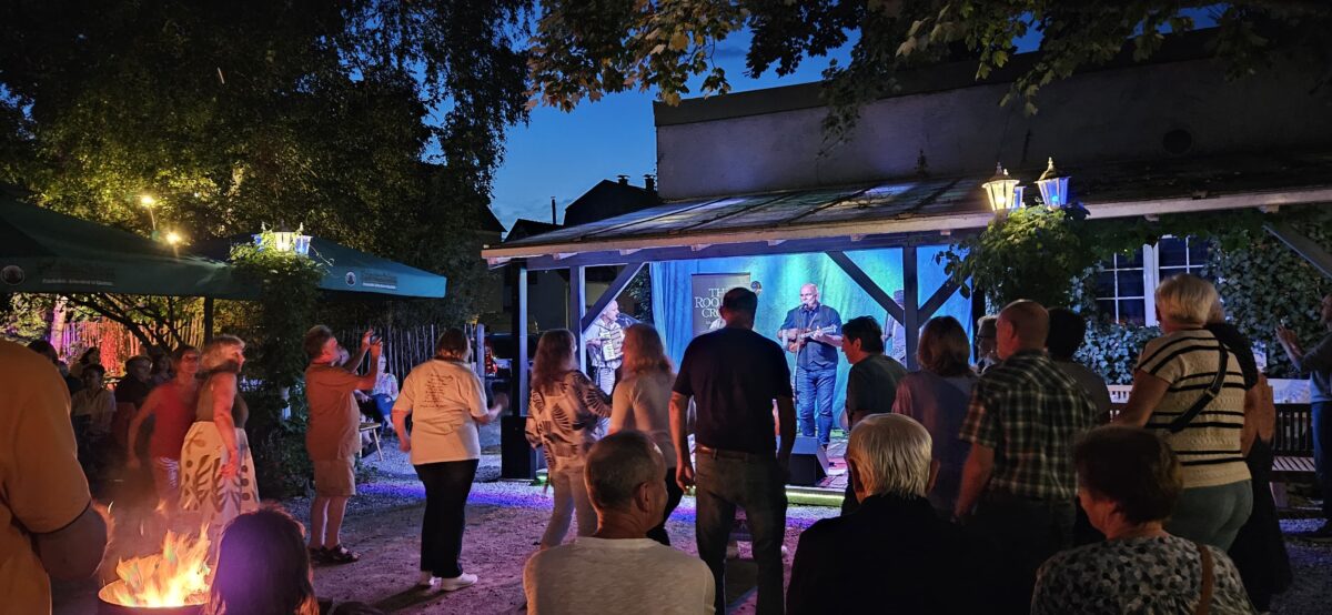Mit „The Rooster Crows“ in die Sommerpause