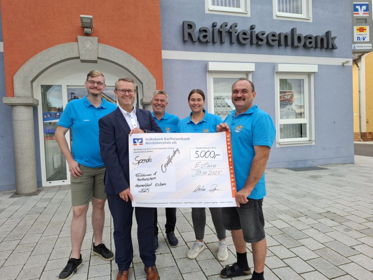 VR-Crowdfunding stärkt Eslarner Jugend: Festkleidung finanziert