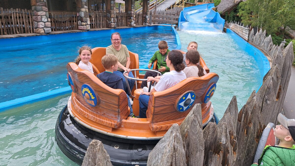 AWO-Ortsverein spendiert Freizeitpark-Abenteuer für 27 Kinder